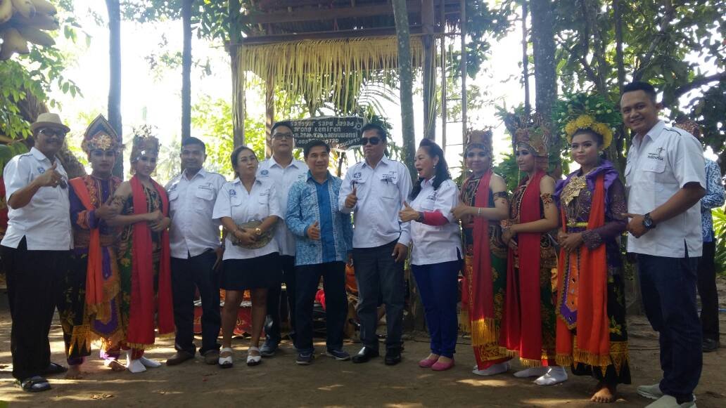 Tim Daru Purwita bersama dalam kegiatan wisata budaya